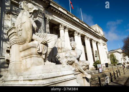 Detail der klassischen Skulptur "Mining" von Albert Hodge 1912 Cardiff Universitätsgebäude Cathays Park Cardiff wales Stockfoto