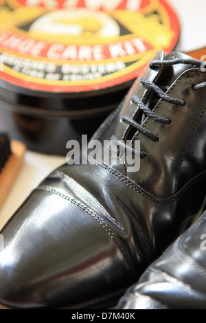 Poliert paar Herren Pflege Schuhe mit Schuh Kit im Hintergrund Stockfoto