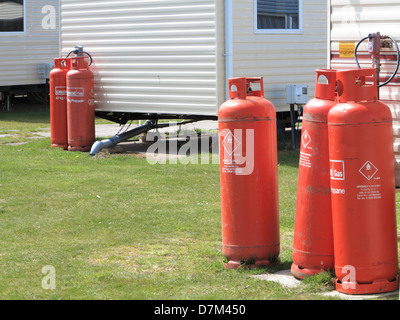 Propangasflaschen auf einem Campingplatz Stockfoto