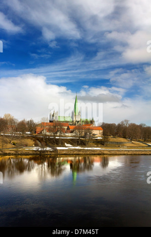 Fernblick auf Nidaros Kathedrale, Nidaros, mit Fluss Nidelva vor. Stockfoto