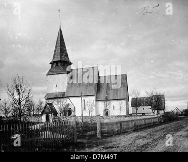 Dieser Albumenabdruck zeigt die Bäls-Kirche in Gotland, Schweden, aufgenommen in den späten 1800er Jahren Das Foto fängt die Kirche mit einem bewölkten Himmel im Hintergrund und einem Blick aus dem Süden ein. Stockfoto