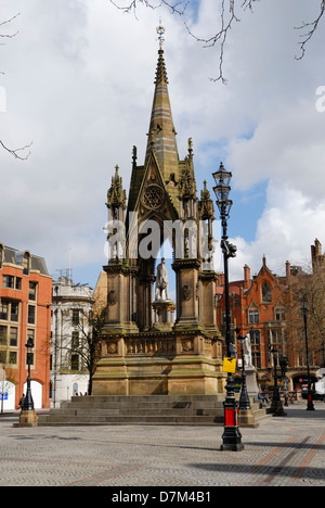 Das Albert Memorial vor Manchester Town Hall am Albert Square, Manchester. Stockfoto