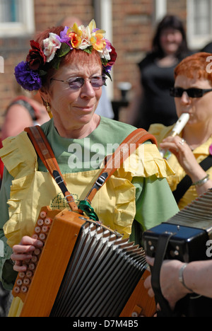 Rochester, Kent, England, UK. Fegt Festival, 2013. Frau spielt Akkordeon Stockfoto