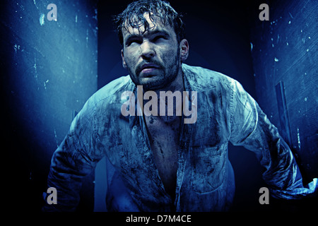 Gut aussehender Mann in einem schmutzigen weißen Hemd Stockfoto