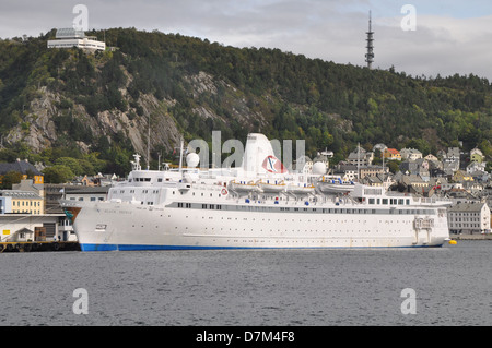 Fred Olsen Cruise Line MS Black Prince festgemacht in Alesund Norwegen. Stockfoto