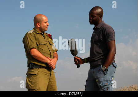 Ein ausländischer Journalist führt ein Interview mit Major Aryeh Schalikar, einem Sprecher der israelischen Armee in der Nähe der Grenze zu Gaza im Süden Israels Stockfoto