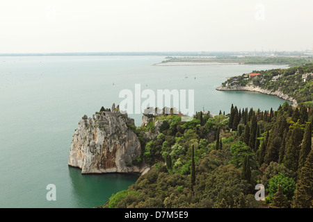 Die alte Burg von Duino mit Blick auf die Adria-Küste von Nord-Italien. Stockfoto