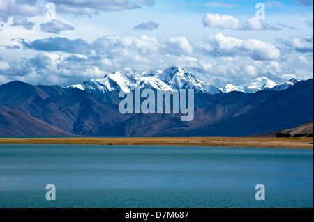 Morgendämmerung am Tso Moriri See. Höhe 4600 m. Blick auf Himalaya-Gebirge Landschaft mit Gya Gipfel im Schnee, 6794 m. Indien, Ladakh Stockfoto