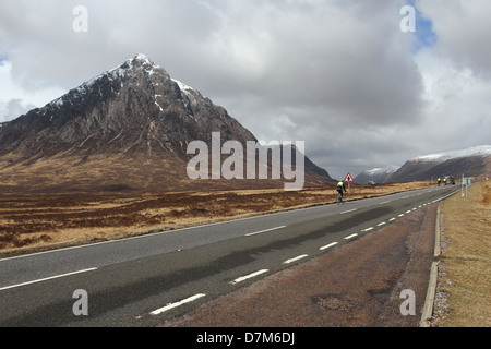 Radfahrer auf der A82 mit Spitzenwerten von Glen Coe Schottland April 2013 Stockfoto