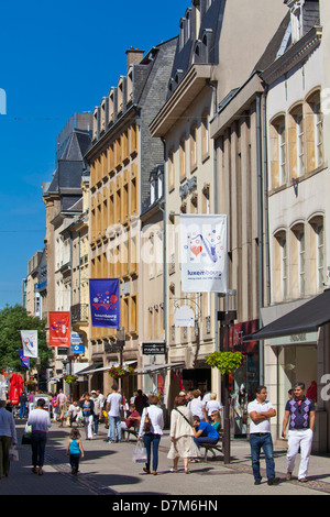 Luxemburg, Menschen zu Fuß auf der Einkaufsstraße Stockfoto