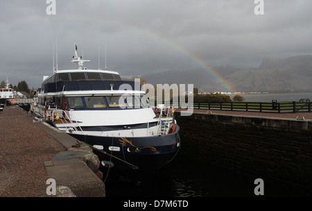 MV Herr der Glens auf Caledonian Canal bei Corpach mit Regenbogen Schottland April 2013 Stockfoto