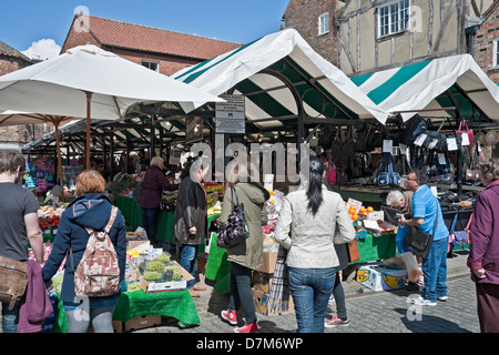 Leute, die in der Innenstadt einkaufen, kaufen an Marktständen im Freien ein Im Frühjahr York North Yorkshire England Vereinigtes Königreich GB Großbritannien Stockfoto