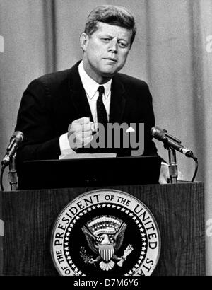 11 Uhr der U.S.-Amerikanische Präsident John Fitzgerald Kennedy Äußerte Auf Einer Pressekonferenz. Oktober 1961 Im Weißen Haus in Washington Die Erwartung, Daß die Bundesrepublik Deutschland Nach der Bildung Einer Neuen Regierung in Bonn "Mit Mehr Kraft" als Bisher eine der Formulierung der Westlichen Deutschland Und Berlin-Politik Teilnehmen Wird. Stockfoto