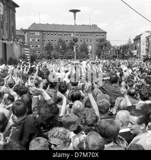 Jubilierende Bürger Berlins während der Rede von US-Präsident Kennedy vor dem Rathaus Schöneberg am 26. Juni 1963 in Berlin. Stockfoto