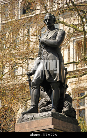 London, England, Vereinigtes Königreich. Statue (1871: Matthew Noble) von Sir James Outram (1803-63) Victoria Embankment Gardens Stockfoto