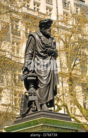 London, England, Vereinigtes Königreich. Statue (1884; Sir Joseph Edgar Boehm) von William Tyndale (c1494-1536; Die Bibel übersetzt ins Englische) Stockfoto