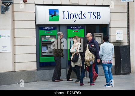 Warteschlange bei LLOYDS TSB Cashpoint auf High Street im Zentrum der Stadt von Exeter Devon England UK Stockfoto