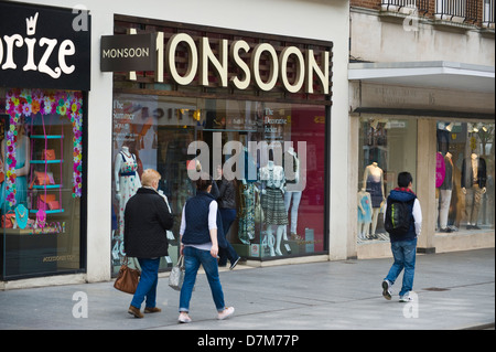 Monsun-Damenmode speichern auf High Street im Zentrum der Stadt von Exeter Devon England UK Stockfoto