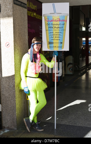 Werbung Board Mann Förderung Milchshakes im Zentrum der Stadt von Exeter Devon England UK Stockfoto