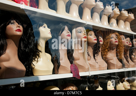 Weibliche Perücken für Damen im Schaufenster England Großbritannien GB Großbritannien Stockfoto