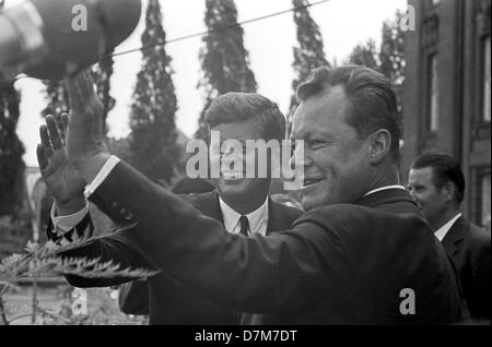 Kennedy (l) und Bürgermeister Willy Brandt (r) Welle der Menge vor dem Rathaus Schöneberg. Der Besuch von US-Präsident Kennedy in Berlin am 26. Juni 1963, zeigte sich von seiner inzwischen historischen Worte "Ich bin Ein Berliner" (ich bin ein Bürger von Berlin). Stockfoto