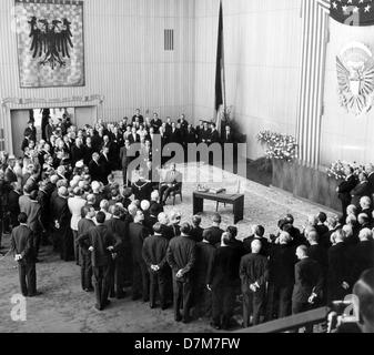 US-Präsident John F. Kennedy (R, sitzend) und Konrad Adenauer (l, sitzen) bei einem Empfang im Rathaus in Köln, in Anwesenheit des Kölner Oberbürgermeisters Theo Burauer (Rückansicht mit Kette von Office), am 23. Juni 1963, kurz nach Kennedys Ankunft am Flughafen Köln-Bonn. Der Präsident war die Bundesrepublik für vier Tage zu Besuch. Stockfoto