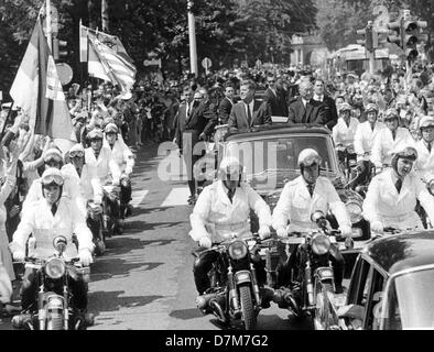 US-Präsident John F. Kennedy und Bundeskanzler Konrad Adenauer Fahrt in einem Cabrio bei 23.06.1963 nach Plittersdorf. Es gibt viele Gruß Menschen an der Sidline. Nach seiner Rede in das Rathaus füllt Kennedy in das Goldene Buch von Bonn. Er fährt nach Hillebrandt in Bad Godesberg danach lebt und bleibt dort bis 25.06.1963. Stockfoto