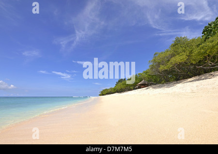 Schöner Strand mit Palmen und blauem Himmel auf Gili Meno Insel Gili Gili Inseln in der Nähe von Lombok, Bali - Indonesien Stockfoto