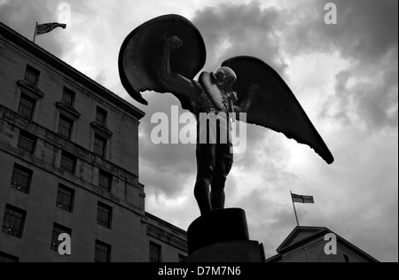 Die Statuen von London, England. Oktober 2012 hier gesehen: The Fleet Air Arm Memorial außerhalb des Verteidigungsministeriums, Westminster, Stockfoto