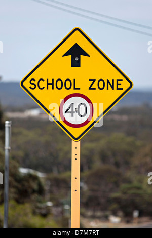 Schulbereich Geschwindigkeit Warnschild Stockfoto