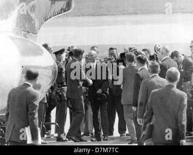 US-Präsident John F. Kennedy (l, Rückansicht) empfängt Bundeskanzler Konrad Adenauer (m) kurz nach seinem unerwarteten am Flughafen Köln-Bonn am 23. Juni 1963. Der Präsident war die Bundesrepublik für vier Tage zu Besuch. Stockfoto