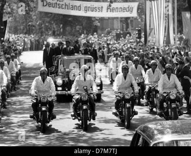 US-Präsident John F. Kennedy und Bundeskanzler Konrad Adenauer Fahrt in einem Cabrio bei 23.06.1963 nach Plittersdorf. Es gibt viele Gruß Menschen an der Sidline. Nach seiner Rede in das Rathaus füllt Kennedy in das Goldene Buch von Bonn. Er fährt nach Hillebrandt in Bad Godesberg danach lebt und bleibt dort bis 25.06.1963. Stockfoto