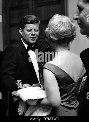 US-Präsident John F. Kennedy (l) begrüßt die Gäste bei einem Empfang zu seinen Ehren im Palais Schaumburg in Bonn am 23. Juni 1963 organisiert. Hier die Tochter von Bundeskanzler Adenauer, Libet Werhahn (Rückansicht). Der Präsident war die Bundesrepublik für vier Tage zu Besuch. Stockfoto