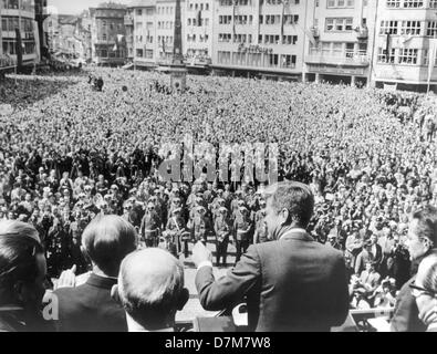 US-Präsident John F. Kennedy (R, Rückansicht) spricht mit einer erregten Menge derjenigen, die von der Treppe des Rathauses Bonn am 23. Juni 1963, kurz nach Kennedys Ankunft am Flughafen Köln-Bonn. Der Präsident war die Bundesrepublik für vier Tage zu Besuch. Stockfoto