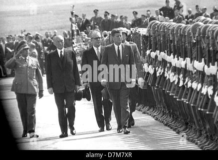 Präsident John F. Kennedy am 23. Juni 1963 in Deutschland angekommen. Links Bundeskanzler Konrad Adenauer. Stockfoto