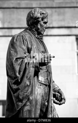 Die Statuen von London, England. Oktober 2012 Sir Michael Faraday. Stockfoto