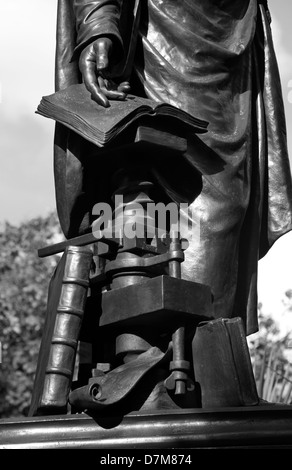 Die Statuen von London, England. Oktober 2012 hier gesehen: William Tyndale. William Tyndale Stockfoto