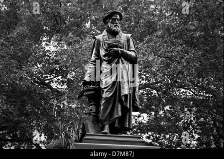 Die Statuen von London, England. Oktober 2012 hier gesehen: William Tyndale. William Tyndale Stockfoto