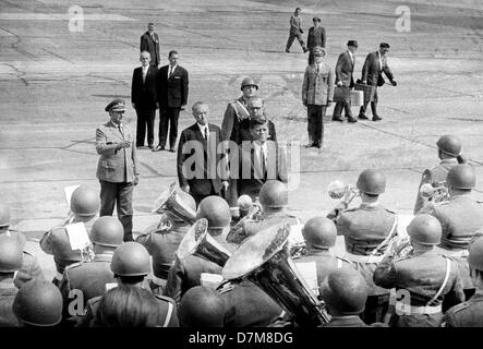 Präsident John F. Kennedy am 23. Juni 1963 in Deutschland angekommen. Links Bundeskanzler Konrad Adenauer. Stockfoto