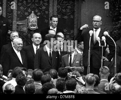 Hesse Prime Minister Georg August Zinn (r) gibt eine Begrüßungsrede für uns Präsident John F. Kennedy (m) am 25. Juni 1963 vor dem Rathaus Römer in Frankfurt am Main. Auch auf dem Bild: Bundesminister für Wirtschaft und Vizekanzler Ludwig Erhard (l), State Secretary Dean Rusk (2. von links), und Bundesaußenminister Gerhard Schröder (nach Kennedys rechts). Der Präsident war die Bundesrepublik für vier Tage zu Besuch. Stockfoto