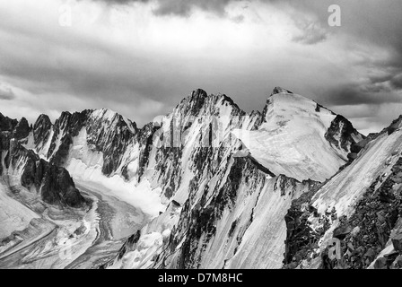 Blick vom Teke-Tor in Richtung der Spitze des Svobodnaya Korea, Ala Archa Nationalpark, Tian Shan-Gebirge, Kirgisistan Stockfoto