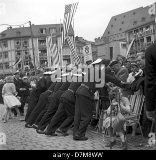Die Polizei versucht, die erregten Menge vor der City Hall Roemer zu verwalten. US-Präsident Kennedy besuchte Frankfurt Am Main am 25. Juni 1963. Stockfoto