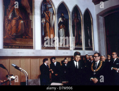 Kennedy (l) und Bürgermeister Werner Bockelmann im Kaiser-Saal im historischen Rathaus Römer in Frankfurt am 23. Juni 1963. Stockfoto