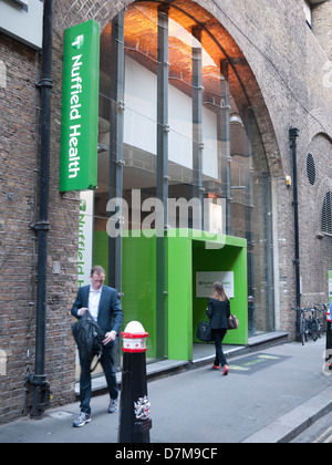 Das Nuffield Health Gym im Zentrum von London bietet modernste Fitnesseinrichtungen, Physiotherapie und Wellness-Dienstleistungen, um gesundheitsbewusste Stadtprofis im Herzen der britischen Hauptstadt London, Großbritannien, zu unterstützen Stockfoto