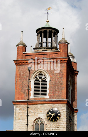 Die St Giles-without-Cripplegate Church, die sich auf dem Londoner Barbican Estate befindet, ist eine der wenigen mittelalterlichen Kirchen, die das große Feuer von London überlebt haben. Es ist St. Giles, dem schutzheiligen der Bettler und Behinderten, gewidmet und bleibt ein bemerkenswertes historisches Wahrzeichen Stockfoto