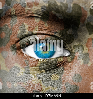 Extreme Nahaufnahme von Soldaten Auge Stockfoto