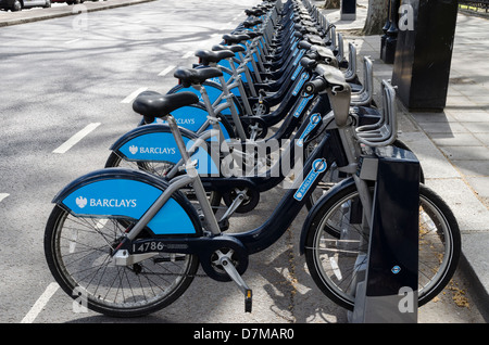 Eine Linie von Boris Bikes in London warten gerne gemietet werden Stockfoto