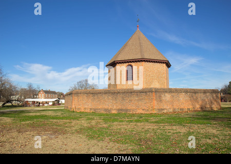 Das Pulvermagazin in Colonial Williamsburg, Virginia, vor einem strahlend blauen Himmel und weiße Wolken Stockfoto