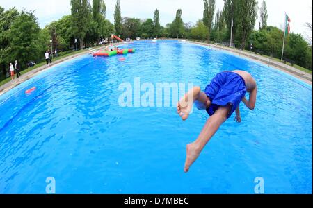 Junge springt in ein Freibad in das Carl-Miller-Bad in Magdeburg, Deutschland, 10. Mai 2013. Wassertemperatur 17 Grad, alle fünf Freibäder in Magdeburg öffnen ihre Pforten an diesem Wochenende. FOTO: JENS WOLF Stockfoto