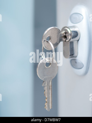 Türschloss mit Schlüssel Makroaufnahme - Immobilien-Konzept Stockfoto